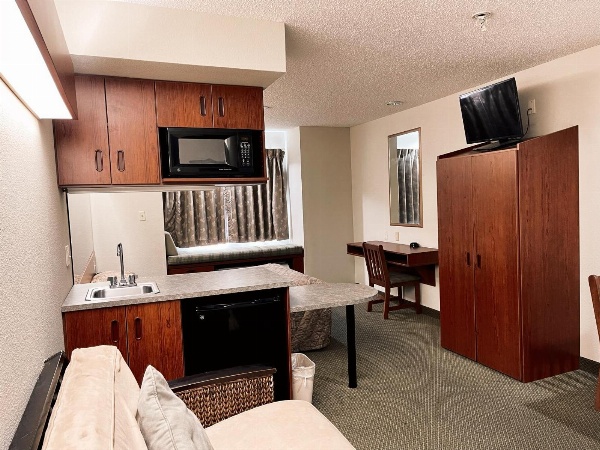 WELCOME INN & SUITES image 4