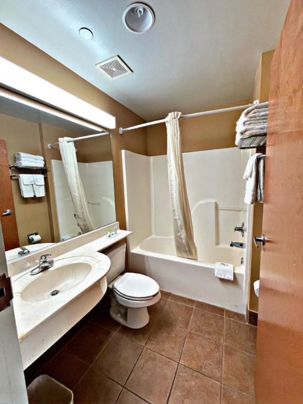 WELCOME INN & SUITES image 8